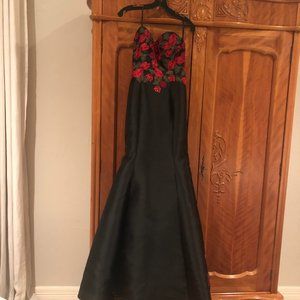 Jovanni ballgown black with red flowers